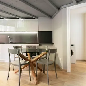 - Fiera Apartament Mediolan