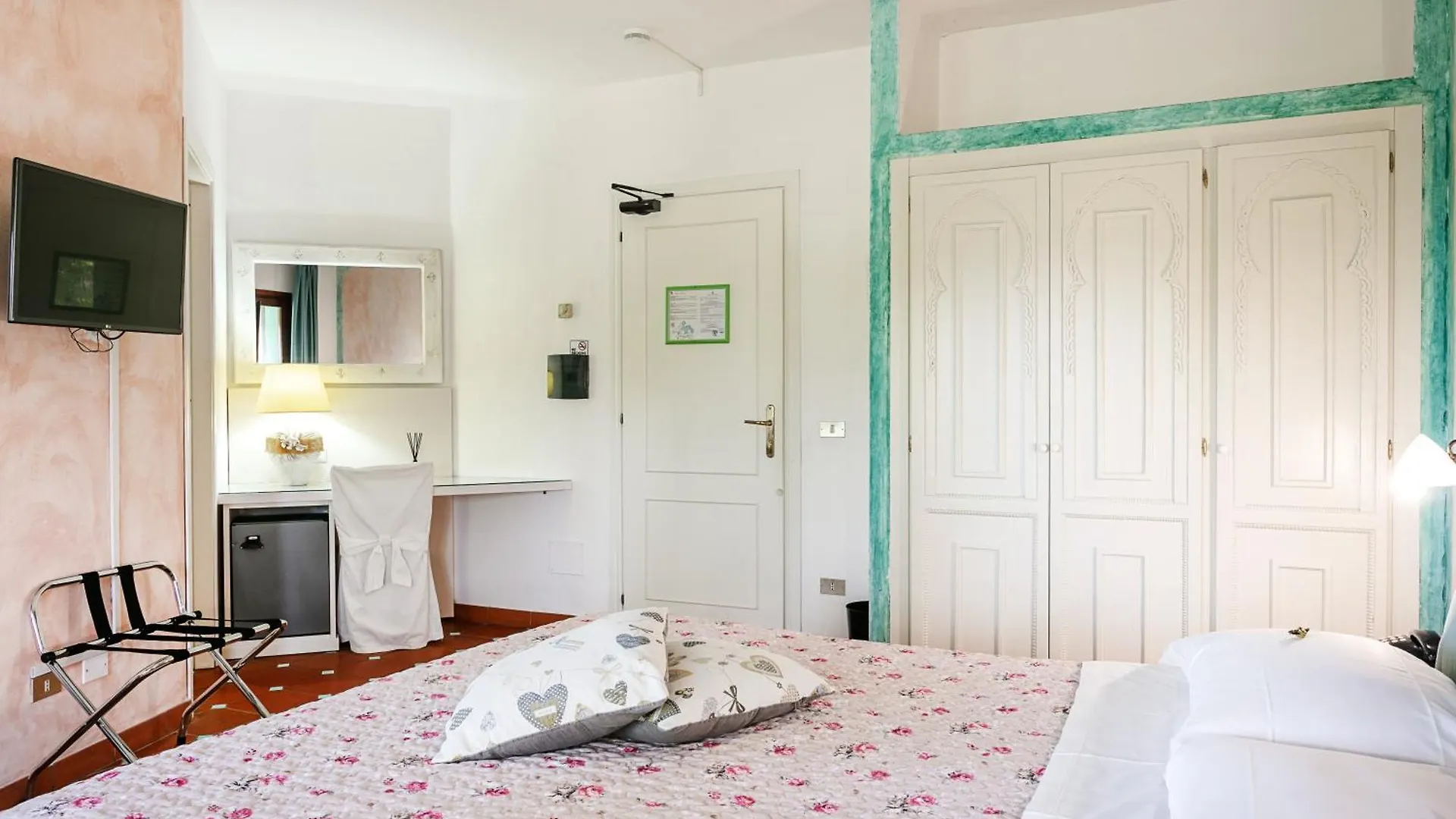 Hotel Stefania Boutique Hotel By The Beach Olbia 4*,